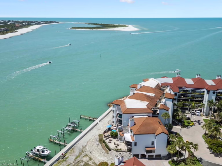 600 La Peninsula condos in Isles of Capri, Naples, FL