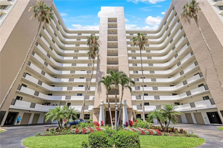 The entrance to Vanderbilt Surf Colony Condo